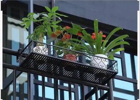 居民阳台花盆摆放高空坠物风险示意图