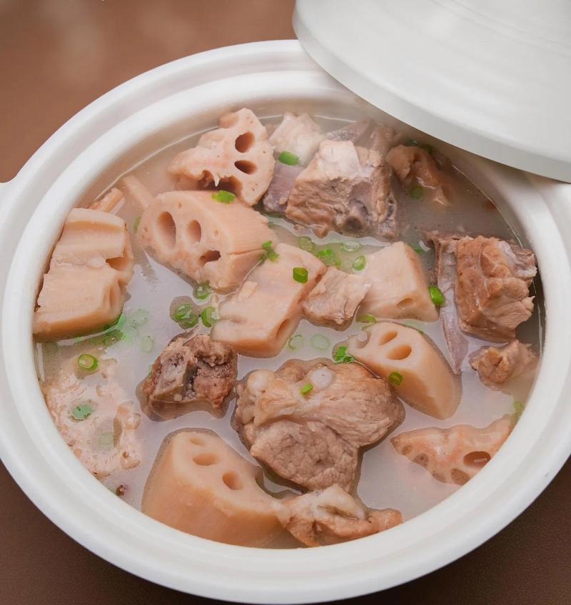 砂锅中慢炖的莲藕排骨汤特写