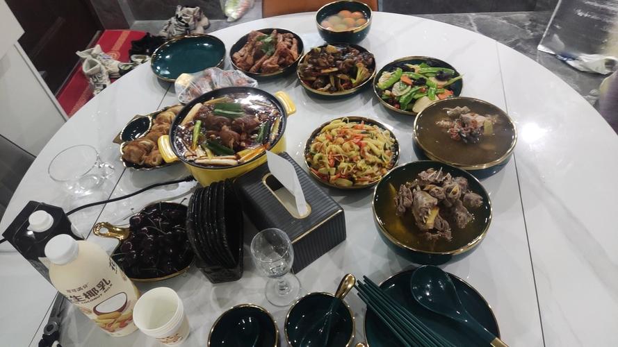 机械厂家族聚会年夜饭火锅机油味