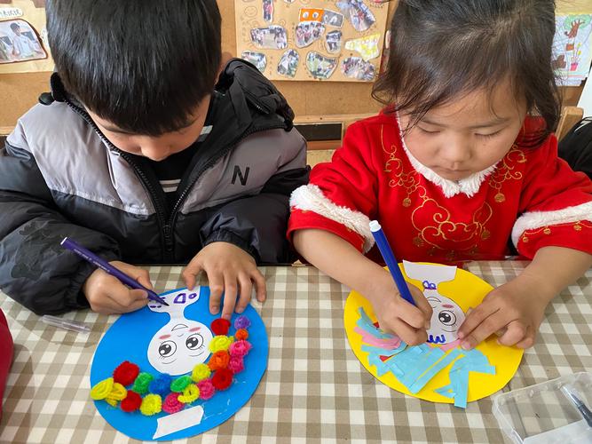 幼儿园儿童权利主题手工活动现场