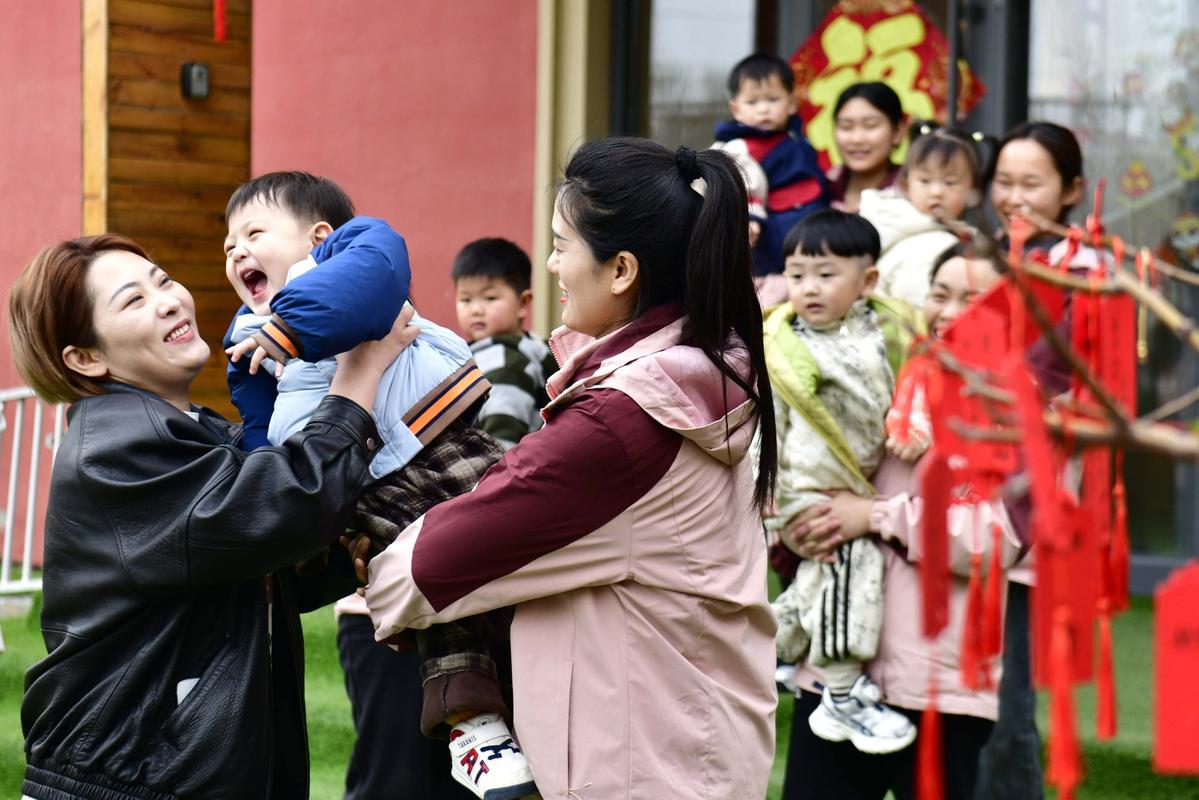 幼儿园门口家长伸着脖子接孩子的放学瞬间