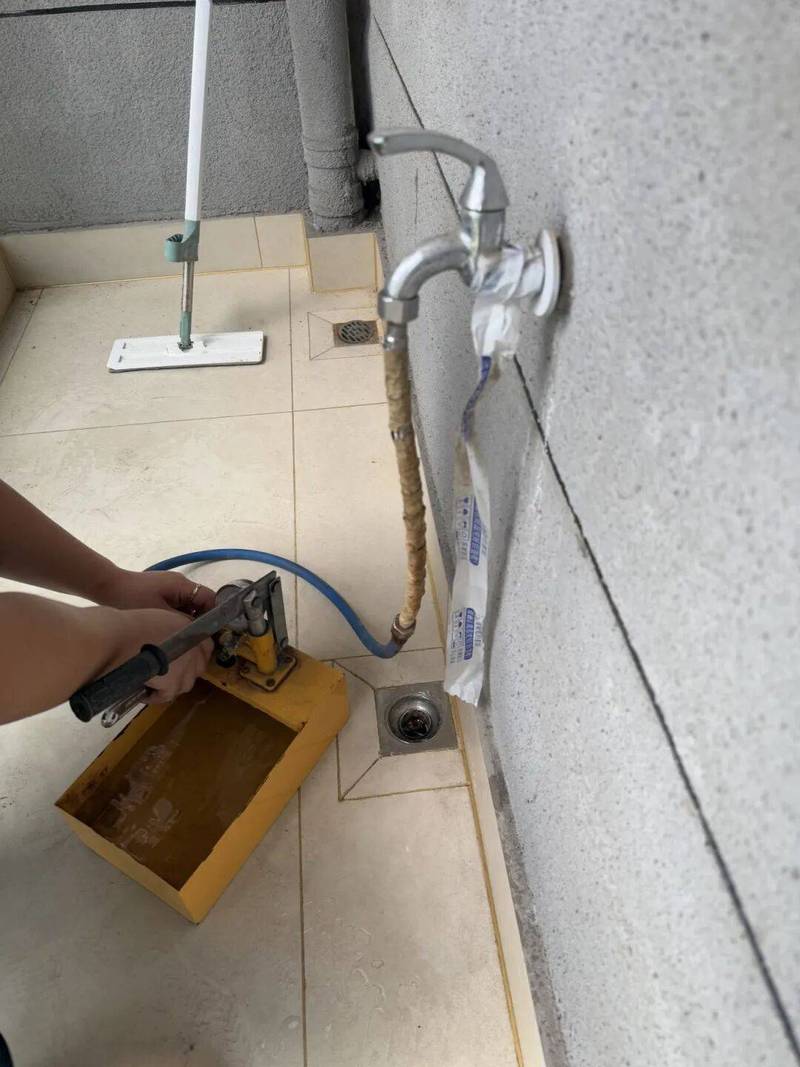 家装阳台漏水点排查测试现场图