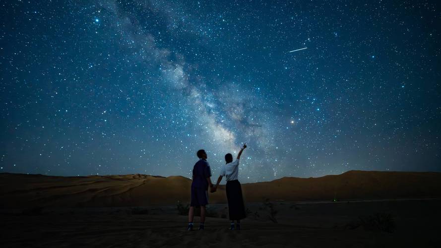 亲子夜晚观星孩子手指天空