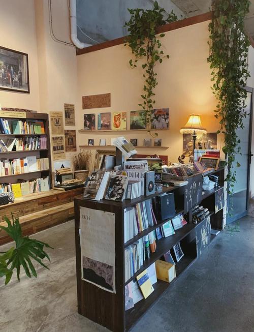 曾厝垵荒岛书店内景