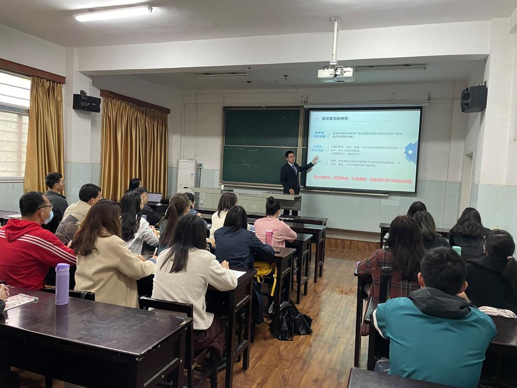 研究生助教站在讲台上授课