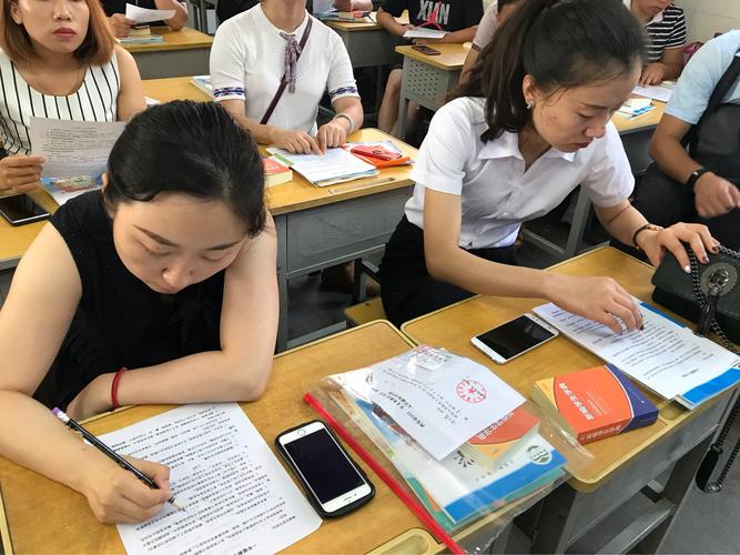 学生填写高光记录卡课堂活动照片