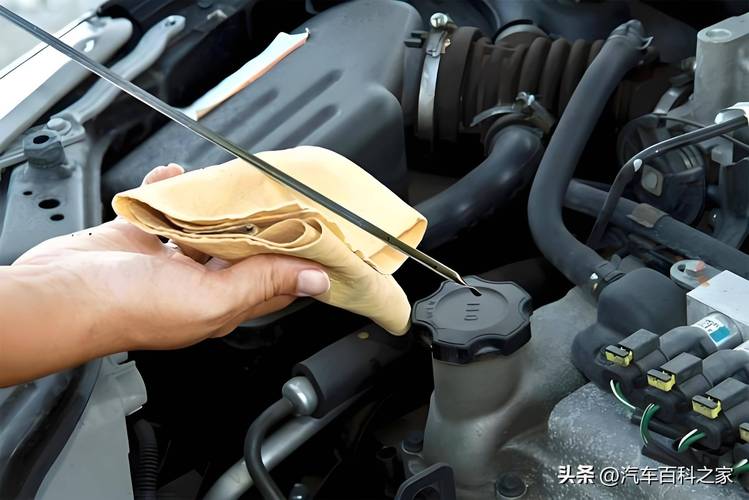 车主拔汽车机油尺检查油位实拍