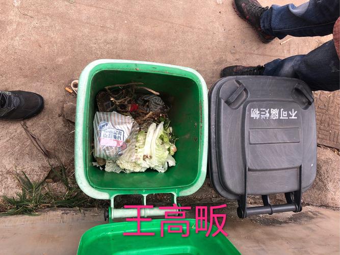 厨房垃圾桶底铺小苏打加旧报纸实拍