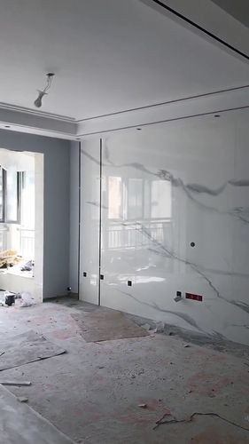 爵士白大理石电视背景墙搭配深灰色丝绒窗帘实景