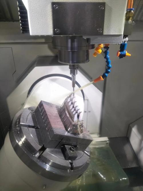 五轴联动高速铣削加工中心加工汽车车灯模具现场