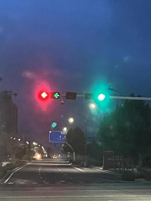 原来红灯是生活给留的空格