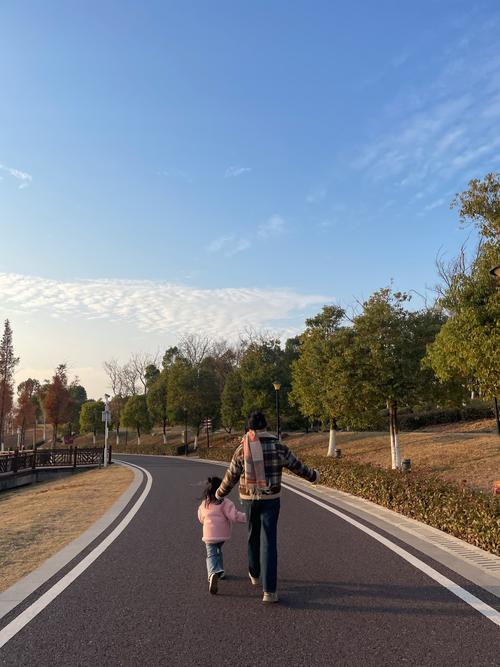 亲子散步路边聊天观察路人场景