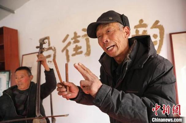 河南坠子老艺人使用的百年枣木坠胡近景