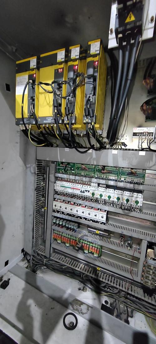 冲压车间工业控制器接线现场图