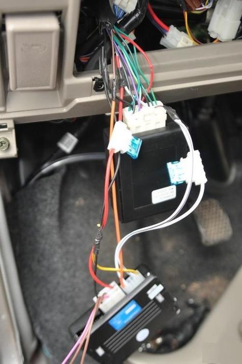 家用车仪表台侧防盗模块安装位置