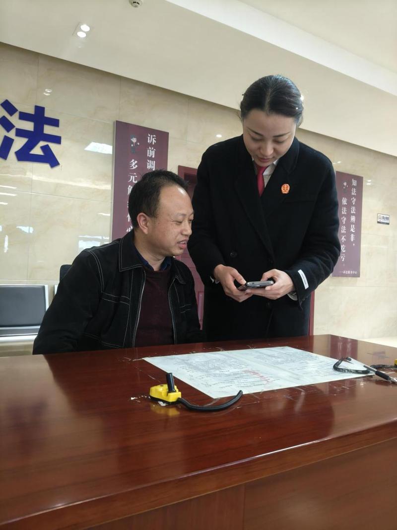 法院门口中国老百姓手拿诉讼材料