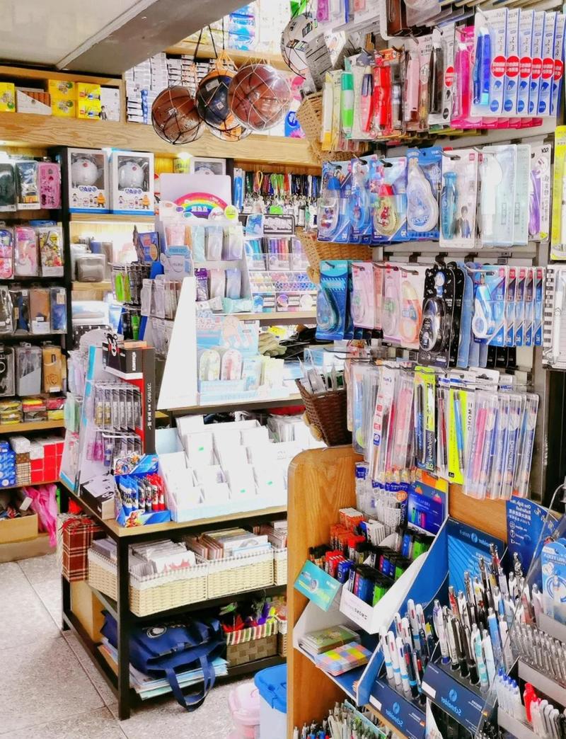 文具店门口顾客临时停留的小桌场景实拍