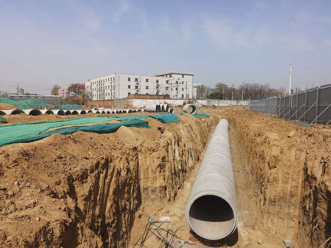 工业厂房地下管网施工时的管沟铺设现场
