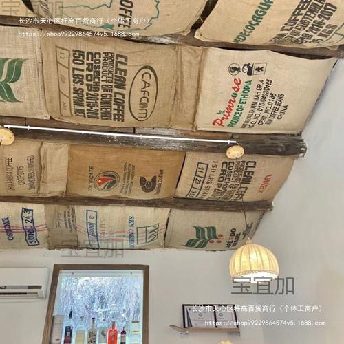 咖啡馆吧台上敞口放的咖啡豆麻布袋