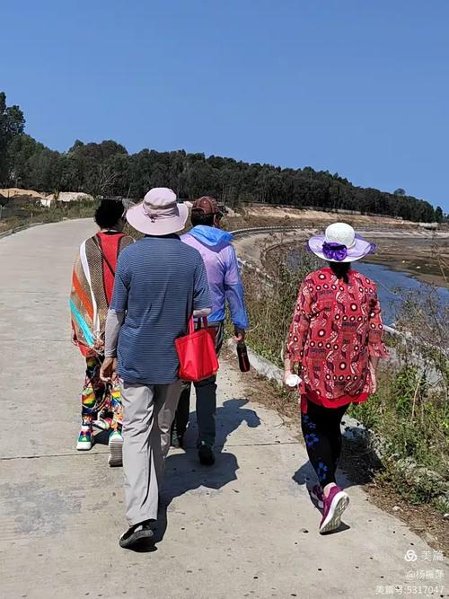 南漳黄莲树咀水库坝体上当地居民散步的日常场景