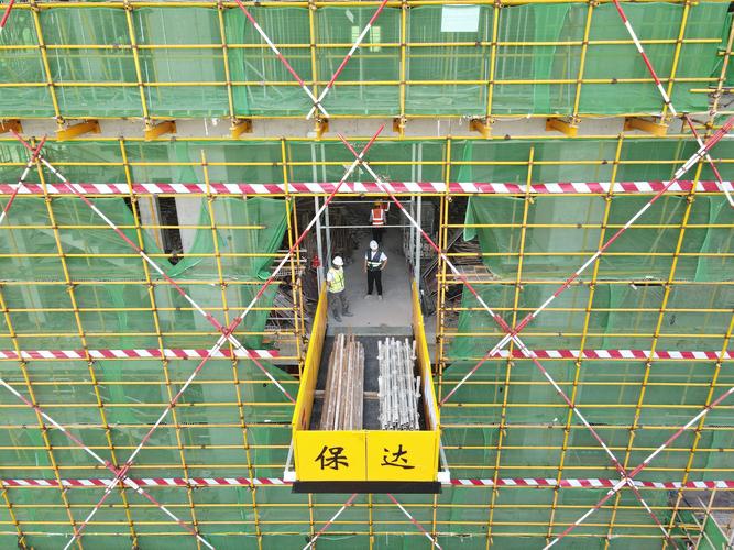 建筑工地悬挑式卸料平台实景照片