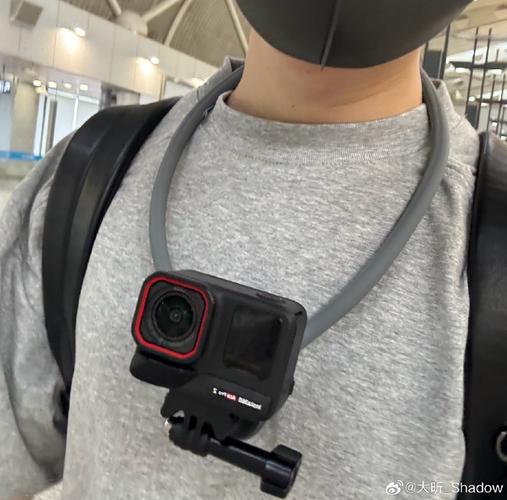 企业员工用运动相机拍摄日常vlog的工作场景图
