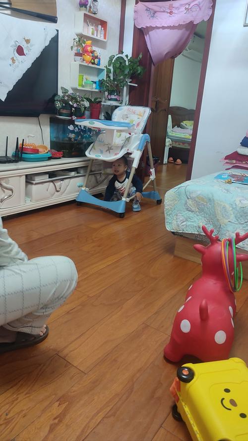 亲子晨间赶上学凌乱玄关场景
