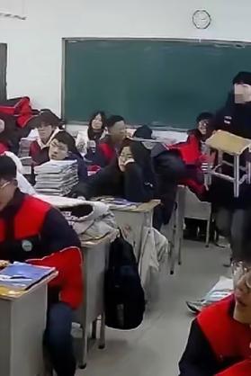 教室后排学生低头躲避老师提问场景