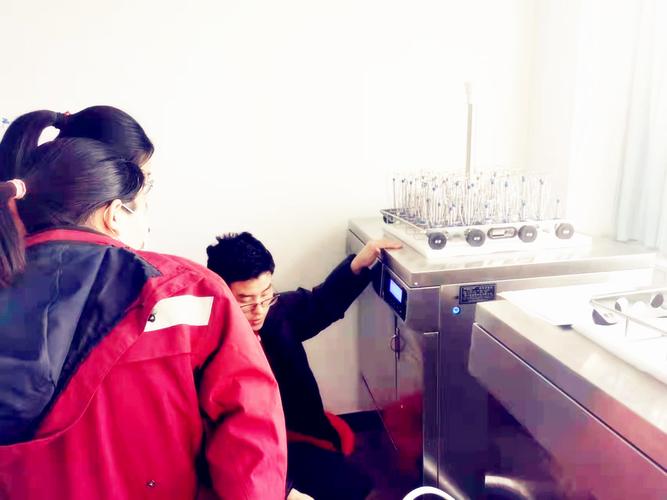 洗瓶机售后工程师现场维修