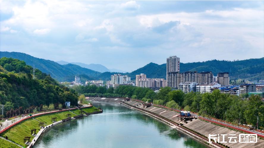 湖北南漳九集镇蛮河沿岸春日晨景