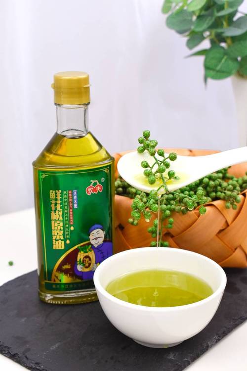 厨房灶台旁阴凉处摆放开封玻璃瓶装花椒油的日常场景