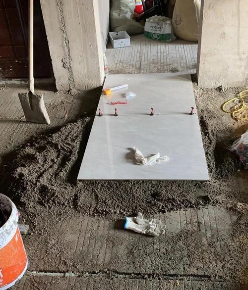 旧房翻新瓷砖基层处理施工现场图