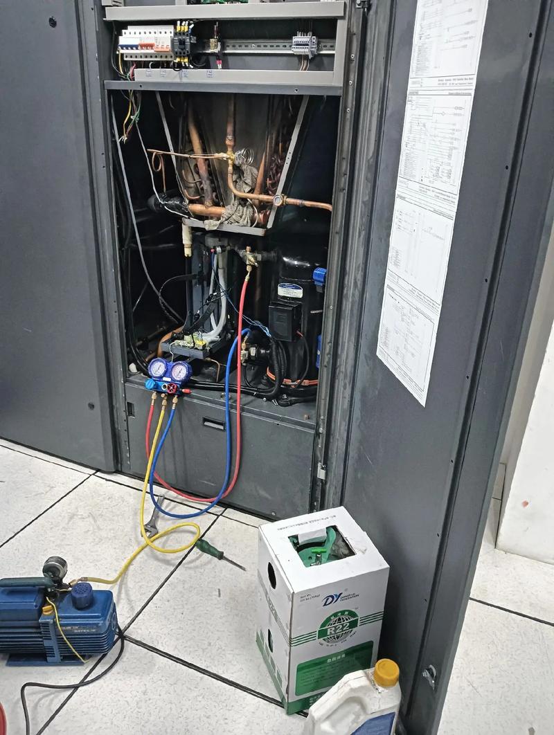 汽修车间空调系统打压测漏操作实拍