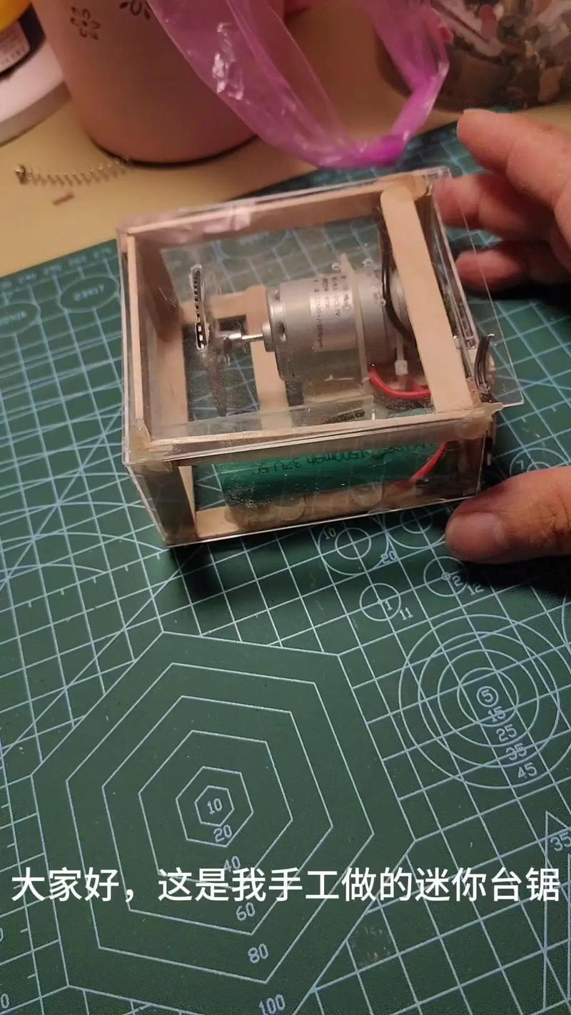 家庭工作台上孩子制作的工业零件模型