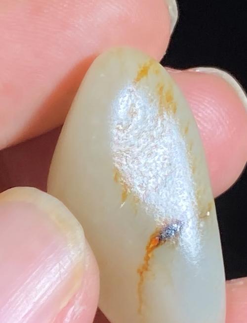 和田玉籽料原石阳光下的毛孔和皮色细节