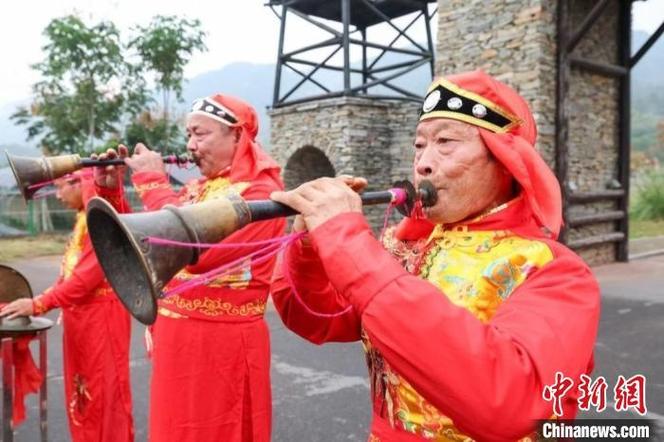 湖北南漳东巩镇呜音喇叭表演现场