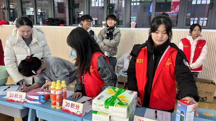 修锁师傅敞口工具箱 半卷生料带 社区志愿服务登记本