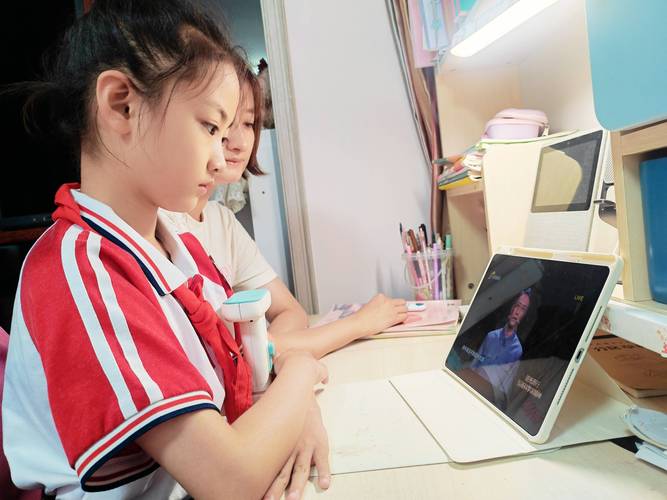 学生在家边看课程视频边刷短视频的真实场景