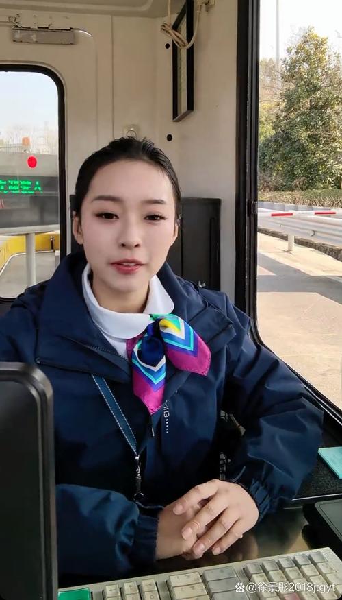 路人搞笑瞬间 收费站小姐姐 监控录像倒霉蛋
