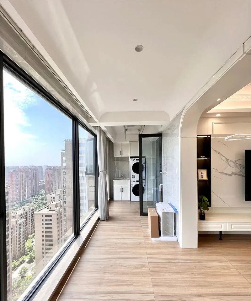 专业师傅从高层住宅阳台吊装大型沙发入室
