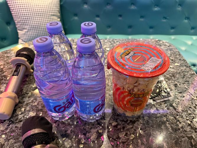 主播桌上堆满润喉糖和水杯凌乱的直播台