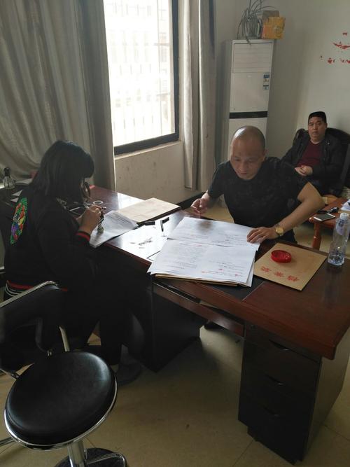 拆迁律师和当事人签署委托合同实拍场景