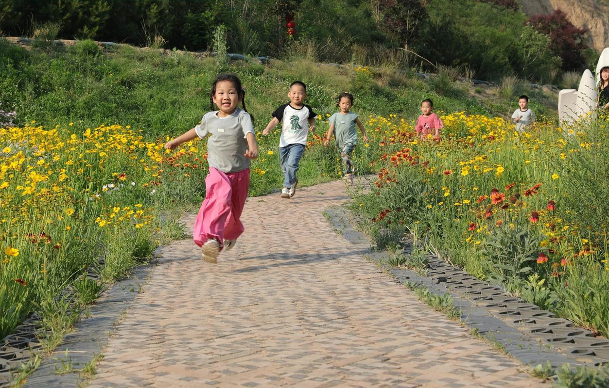 小学生放学后在小区花园快乐奔跑玩耍