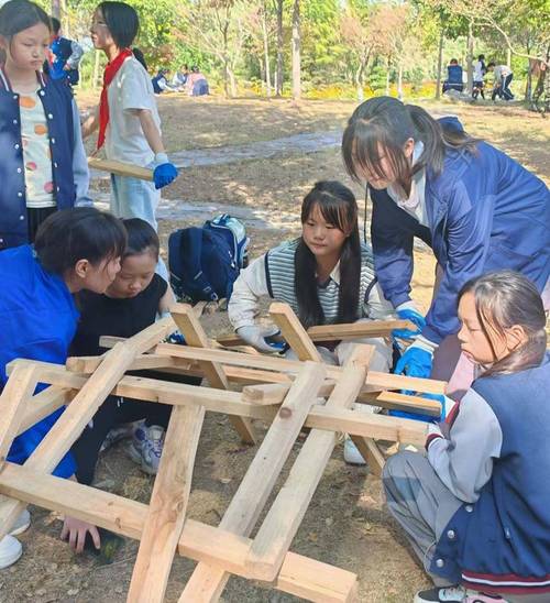 小学爸爸社团亲子桥梁搭建活动合影
