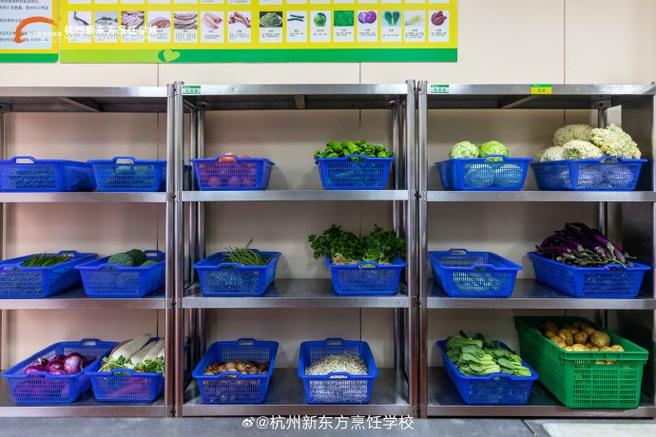 厨房台面上分类处理好的待分装生鲜食材