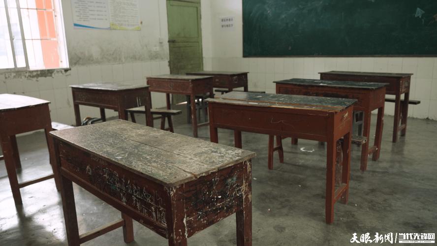 乡村小学教室最后一排旧课桌面