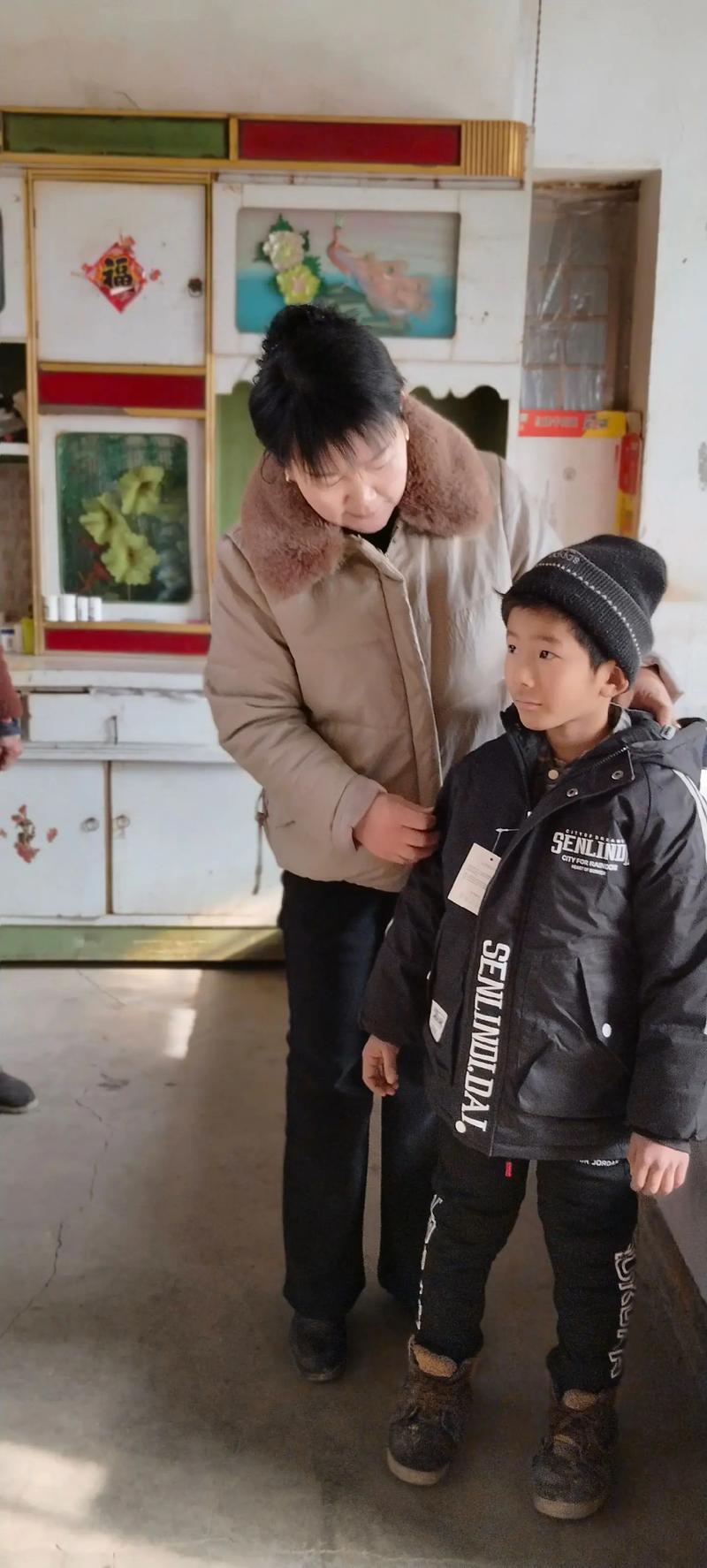 豫东县城产业园门口等待家长下班的农村留守儿童