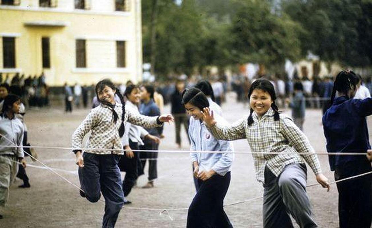 九十年代工厂职工大院操场少年少女