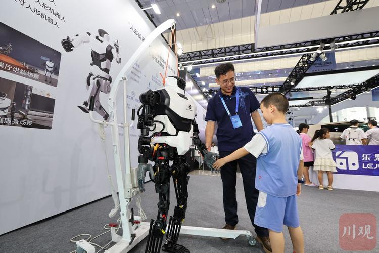 工业设计师父亲与孩子一起搭建机器人模型