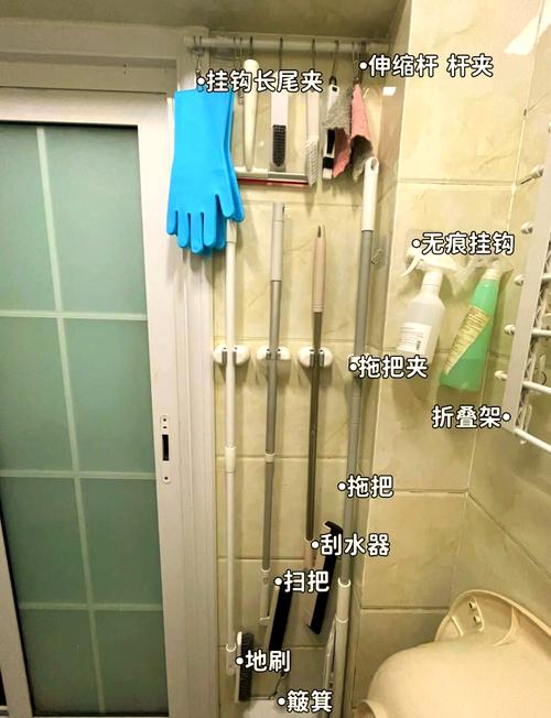 家庭卫生间角落乱堆乱放的清洁工具